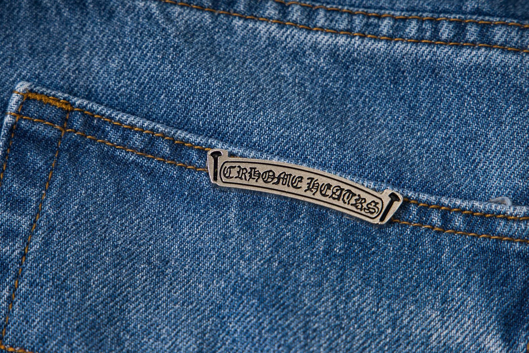 P260 Chrome Hearts micro-flared light blue multi-leather hot jeans. CH jeans need to be washed after the finished product, then disassembled and hand-stitched with sheepskin cross leather and then spliced ​​to complete. The whole piece has too many craftsmanship to explain. The patchwork cross pattern is embellished, and the high-waisted washed jeans! ! Absolutely high-end luxury products, god-level single products and super popular products, made with top heavy industry, a must-see magic weapon. Customized hardware. The fabric is thick and soft after washing. It has good breathability. Customized small leather label. Unique design. The details are simple and elegant, and the workmanship is exquisite. The entire trousers are neatly routed and the details are in place! It’s so cool that both men and women can easily control the genderless trend! Style number: 1796# Color: blue Size: 28 30 32 34 36